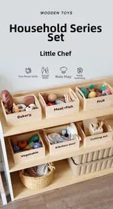 Détail d'aliments en bois dans des bacs de tri pour jeu de rôle de supermarché