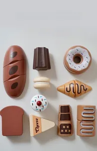 Vue détaillée de dessus d'un ensemble de 10 jouets de boulangerie en bois avec des desserts