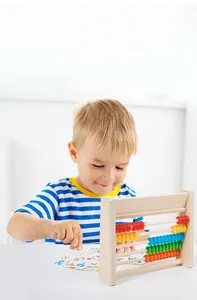 Detalle de ábaco de madera con cinco filas de cuentas de colores y fichas matemáticas