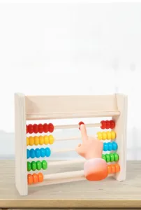 Detalle de un ábaco de madera de cinco filas con cuentas coloridas para niños