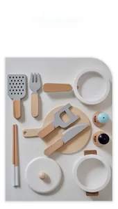 Vue à plat d'un ensemble de cuisine jouet en bois nordique avec poêles, couverts et pots