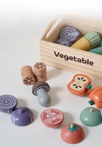 Détails de légumes factices en bois poli dans leur caisse de rangement pour enfants