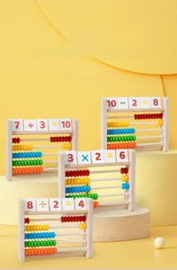 Vista detallada del ábaco de madera con cuentas de colores y tarjetas de matemáticas
