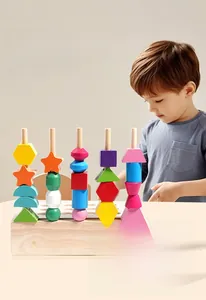 Détail de jouet éducatif en bois avec blocs géométriques colorés et base à trier