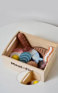 Détail de la caisse de rangement en bois avec jouets de simulation viande et poisson