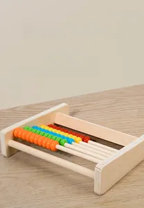 Detalle de la base de madera de 10mm y 5 filas de cuentas coloridas del ábaco infantil