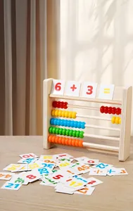 Vista detallada del ábaco de madera con cinco cuentas de colores y tarjetas de matemáticas