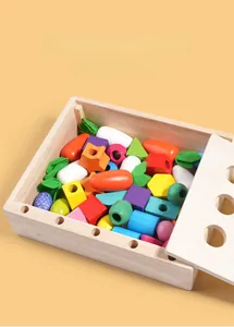 Détail de la boîte en bois avec blocs colorés et formes de carottes pour l'éducation