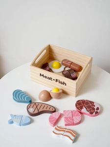 Détail d'un ensemble de viande en bois pour enfant dans un panier à provisions