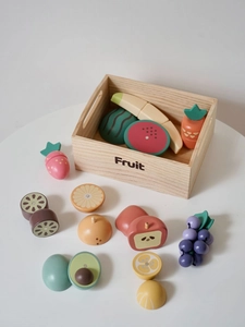 Détail d'un set de fruits en bois dans sa caisse avec pastèque, banane et fraise
