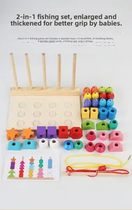 Détail d'un jeu Montessori en bois avec poissons magnétiques, blocs et cartes d'activités