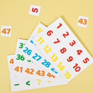 Ábaco educativo de cinco columnas con pegatinas de números coloridos para aprendizaje