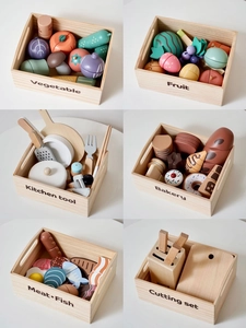 Vue détaillée de six caissettes en bois contenant des faux aliments et jouets de cuisine