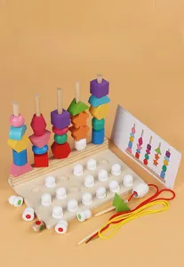 Détail du jeu d'échecs à cinq colonnes en bois avec des blocs géométriques colorés