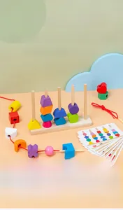 Nahaufnahme von Holzperlen mit Einfädelschnur und Lernkarten für Kleinkinder