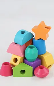 Gros plan de blocs géométriques en bois poli avec finition multicolore et trous d'enfilage