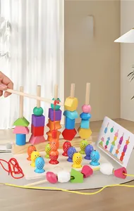 Détail du socle en bois avec jeu de pêche magnétique et blocs de formes géométriques