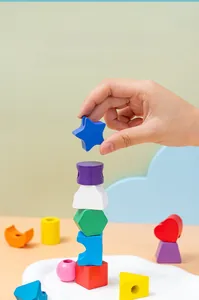 Detailaufnahme von Kindern, die mit bunten geometrischen Holzbausteinen spielen
