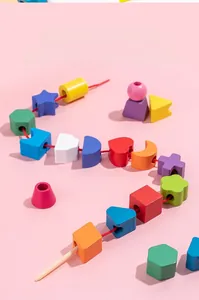 Detailansicht bunter geometrischer Holzperlen mit roter Schnur für Kinder