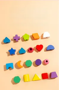 Makroaufnahme bunter geometrischer Holzbausteine für Form- und Farberkennung bei Kleinkindern