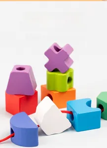 Detail von 360 Grad polierten Holzbausteinen mit kräftigen Farben und abgerundeten Kanten