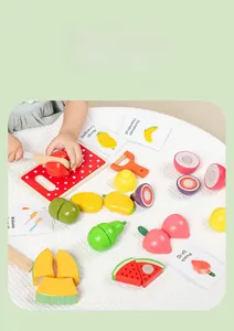 Makro-Detail von Holzspielzeug-Obst-Set mit Schneidebrett und Karten für Kinder