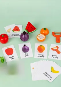 Detail von Holzspielzeug-Früchten mit Magneten und pädagogischen Lernkarten für Kinder