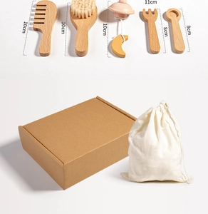 Nahaufnahme von Baby-Pflegeset aus Holz mit Bürste, Kamm und Löffel in Geschenkbox