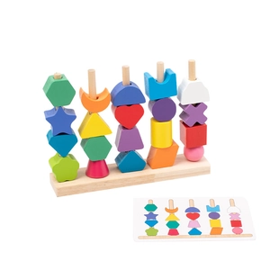 Geometrisches Holzspielzeug zum Sortieren mit fünf Stäben und bunten Stapelblöcken