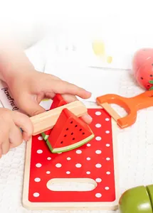 Detail eines Holzspielzeug-Sets mit Wassermelone, Messer und Brett für Kinderküchen