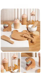 Detailansicht der glatten Kinderküchen-Spielzeuge aus Holz mit Bärenteller und Besteck