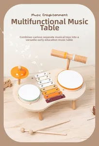 Dettaglio della stazione musicale in legno con xilofono, tamburo e piatti per bambini