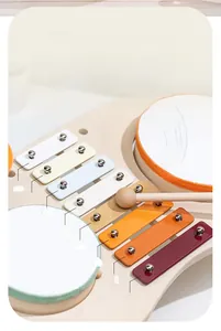 Dettaglio di un giocattolo musicale in legno con xilofono a 8 note e tamburi educativi