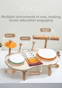 Dettaglio del tavolo musicale in legno con xilofono, tamburi e piatti per bambini