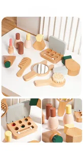 Detail von Holz-Make-up-Spielzeugset für Kinder mit Spiegel und Pinseln im nordischen Stil
