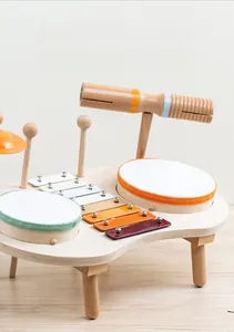 Dettaglio del tavolo musicale in legno con xilofono, tamburo e finitura in legno naturale