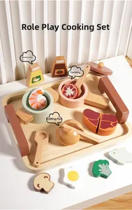 Nahaufnahme von Holz-Spielküchenset mit Klett-Gemüse und Spielzeug-Kochgeschirr