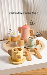 Detailansicht des 10-teiligen Nachmittagstee-Sets aus Holz mit Teekannen und Tassen