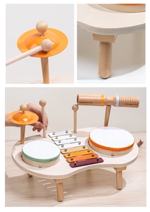 Dettaglio del set musicale in legno per bambini con xilofono, tamburi e un piatto