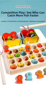 Detailansicht des hölzernen magnetischen Angelspielzeugs mit bunten Alphabet-Fischen