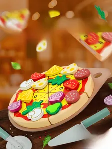 Detailansicht von Holzspielzeug-Pizzastücken mit Belägen und Werkzeugen auf einem Tablett