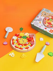 Detailansicht eines magnetischen Holz-Pizza-Spielsets mit Pizzaschneider für Kinder