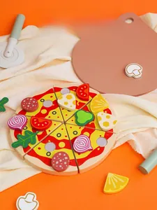 Detailansicht der Spielzeug-Holzpizza mit bunten Belägen und passenden Schneidewerkzeugen
