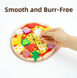 Detail der glatten Holzpizza-Spielzeugstücke mit bunten Belägen und gratfreien Kanten