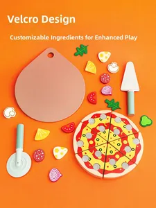 Detailansicht des Holz-Pizza-Spielzeugsets mit Klettverschluss auf orangefarbenem Hintergrund