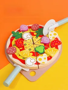 Makroaufnahme von Holzspielzeug-Pizza mit Belag und Roller auf einem bunten Tablett