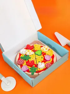 Detailansicht Holz-Spielzeugpizza mit Belag, Rollschneider und Heber auf orangefarbenem Grund