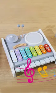 Détail d'un jouet musical 5-en-1 en bois montrant le xylophone et les percussions