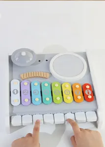 Gros plan d'un enfant jouant avec un piano et un xylophone en bois multicolore