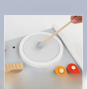 Détail macro du jouet musical en bois avec touches de xylophone et tambour pour enfant
